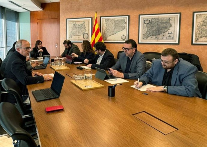 La consellera de Territorio, Sílvia Paneque, reunida con el presidente de la FMC, David Bote, y otros cargos de Govern y la entidad