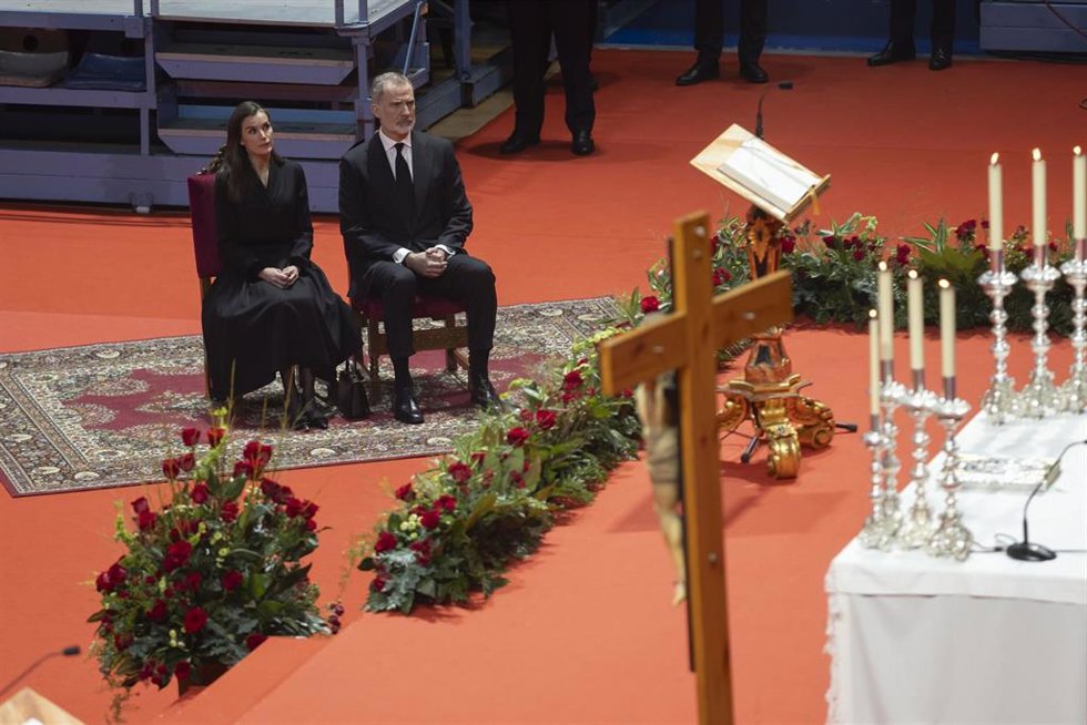 El rey Felipe VI y la reina Letizia, durante la misa funeral en memoria de las 45 personas fallecidas en el accidente ferroviario de Adamuz (Córdoba). 