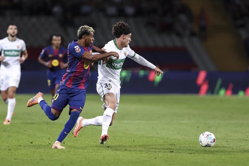 Archivo - Héctor Fort (Elche CF) y Lamine Yamal (FC Barcelona) pugnan por el balón durante el partido de LaLiga EA Sports entre el FC Barcelona y el Elche CF en el Estadi Olímpic Lluís Companys