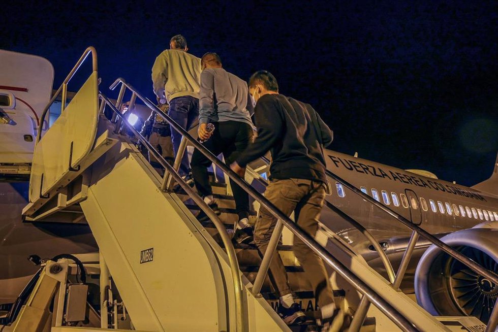 Archivo - Migrantes colombianos en situación irregular son deportados desde EEUU.