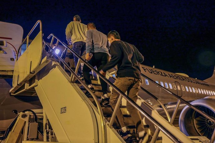 Archivo - Migrantes colombianos en situación irregular son deportados desde EEUU.