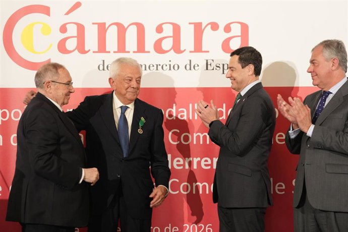 El presidente de la Junta de Andalucía, Juanma Moreno, asiste al acto de entrega de la medalla de oro de la Orden de la Cámara de Comercio de España al presidente de la Cámara de Comercio de Sevilla, Francisco Herrero.