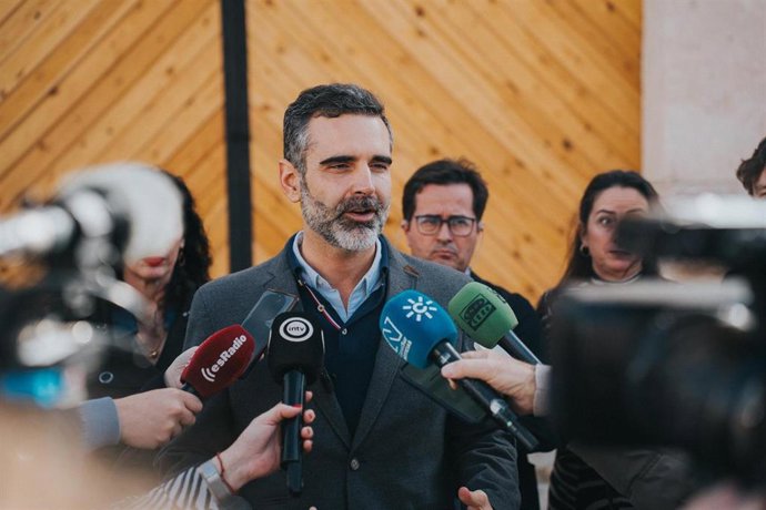 El consejero de Agricultura, Pesca, Agua y Desarrollo Rural.