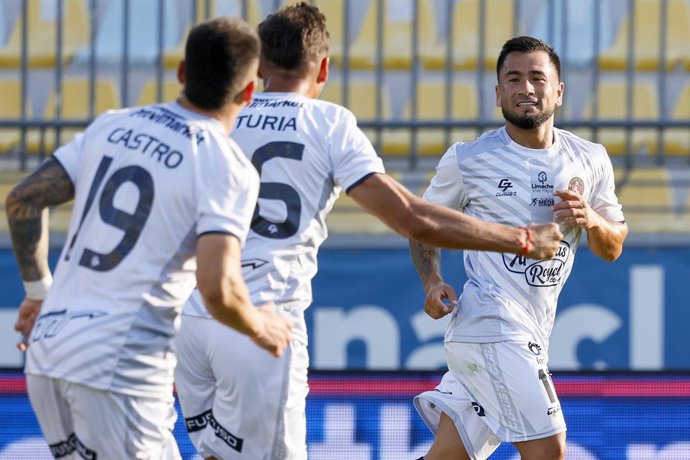 Futbol, Coquimbo Unido vs Deportes Limache. Semifinal Supercopa 2026. El jugador de Deportes Limache Jean Meneses, derecha, celebra con sus companeros tras marcar un gol contra Coquimbo Unido durante la semifinal de la Supercopa disputada en el estadio