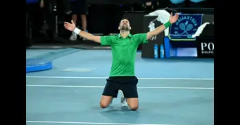 Un sensacional Djokovic apea a Sinner y se cita con Alcaraz por la gloria en Australia