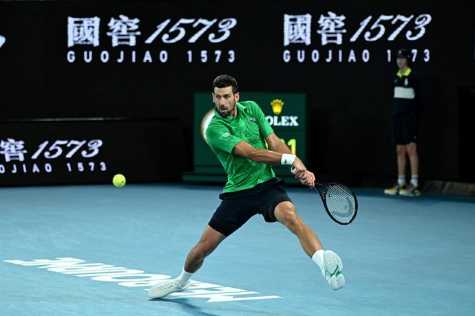 30 de janeiro de 2026, Austrália, Melbourne: O tenista sérvio Novak Djokovic em ação contra o italiano Jannik Sinner durante a semifinal masculina de simples no 13º dia do torneio de tênis Australian Open, no Melbourne Park. Foto: James Ross/AAP/dpa