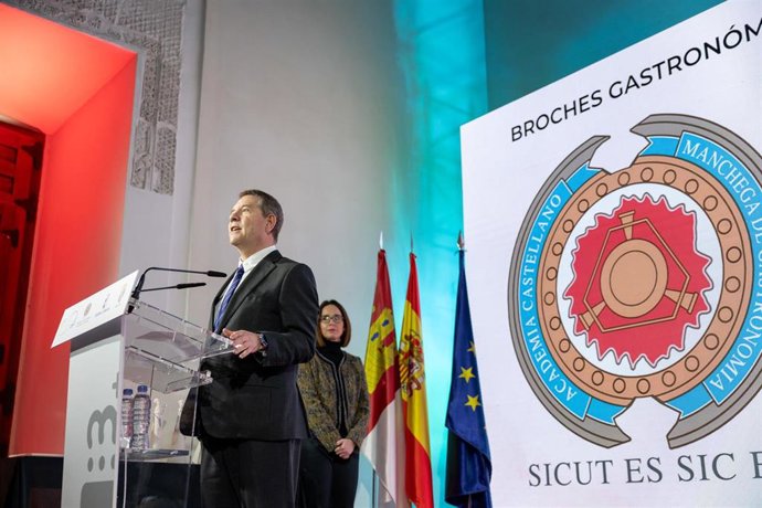El presidente de Castilla-La Mancha, Emiliano García-Page, entrega los Broches Gastronómicos del Medio Rural.