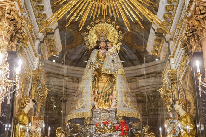 Presentación de la restauración del manto de la Virgen de los Desamparados, en  el Camarín de la Virgen de la Real Basílica de los Desamparados. 