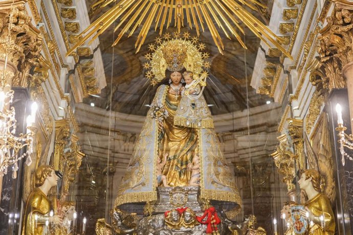 Presentación de la restauración del manto de la Virgen de los Desamparados, en  el Camarín de la Virgen de la Real Basílica de los Desamparados. 