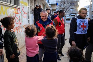 Imagen de archivo de un empleado de Cruz Roja en Gaza 