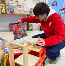 Un voluntari de la Creu Roja Joventut