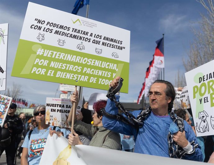 Archivo - Varias personas durante una manifestación contra la legislación sobre medicamentos veterinarios, que impide dispensarlos para tratar a animales a su cargo, a 28 de febrero de 2025, en Madrid (España). 