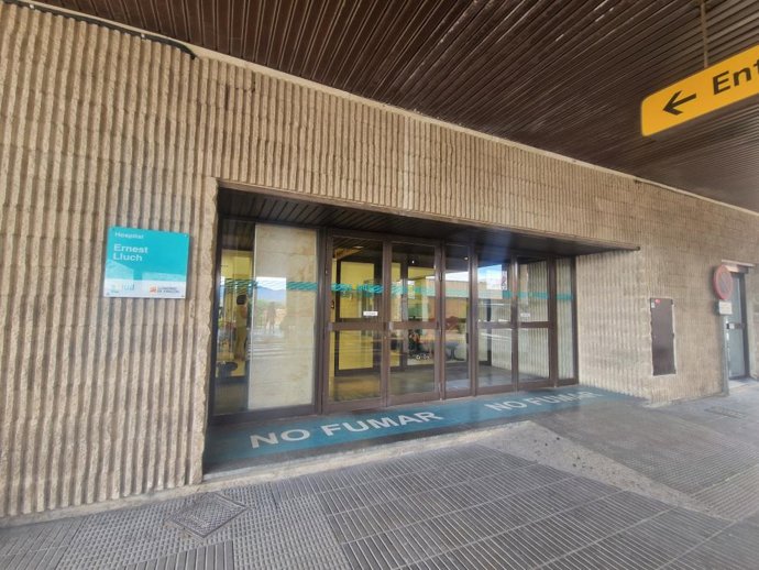 Acceso al Hospital Ernest Lluch de Calatayud, uno de los centros de fuera de la capital aragonesa donde se convocan plazas de difícil cobertura.