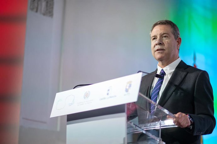 El presidente de Castilla-La Mancha, Emiliano García-Page, entrega los Broches Gastronómicos del Medio Rural.