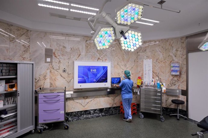 Archivo - Imagen de un quirófano del HUN