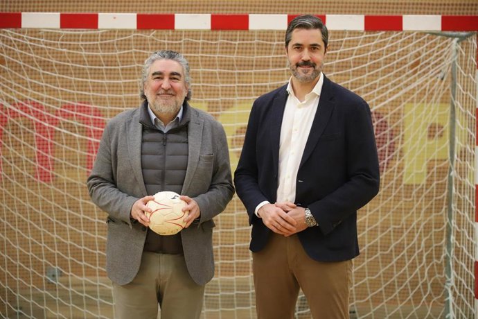 El presidente del Consejo Superior de Deportes, José Manuel Rodríguez Uribes, junto al ex internacional de balonmano Raúl Entrerríos, quien se ha incorporado a la Fundación Deporte Joven como coordinador de proyectos.