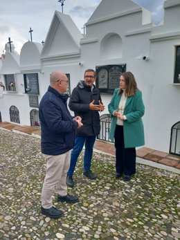 El delegado territorial de Turismo y Andalucía Exterior, Carlos García, visita con el alcalde de Casabermeja, Pedro Hernández, las instalaciones del cementerio