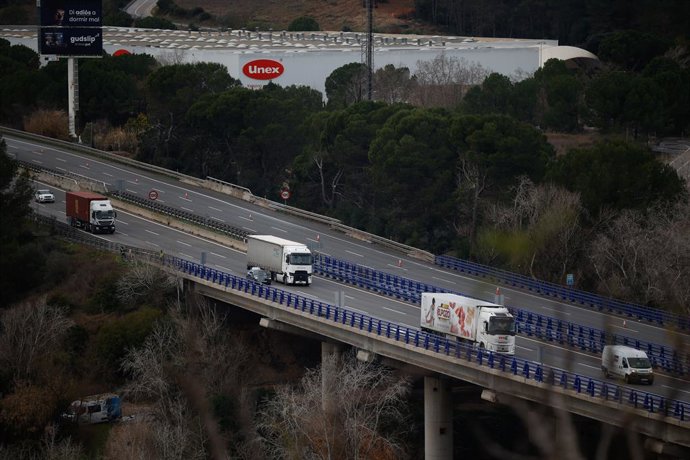 Vehicles circulen per l'AP-7