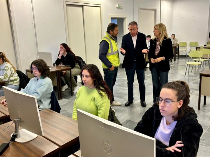 Visita al aula informatizada en Aracena para obtener el permiso de conducir.