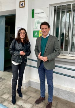 El delegado territorial de Empleo, Empresa y Trabajo Autónomo de la Junta en Cádiz, Daniel Sánchez Román, junto a la delegada municipal de Fomento y Empleo en el Ayuntamiento de Barbate, Ana Moreno.