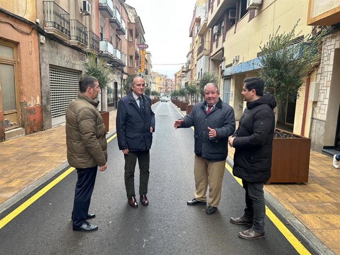 Visita a una de las calles de Linares en las que se ha intervenido con cargo al PFEA.