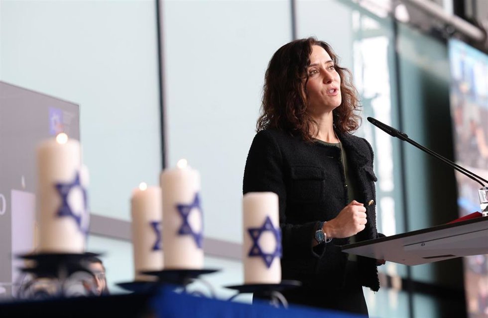 La presidenta de la Comunidad de Madrid, Isabel Díaz Ayuso, participa en el Acto de Recuerdo del Holocausto que acoge la Asamblea de Madrid con motivo del Día Oficial de la Memoria del Holocausto y Prevención de los Crímenes contra la Humanidad