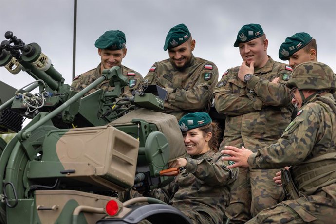 Archivo - September 16, 2025, Ustka, Pomeranian, Poland: A female service member trains on the Pilica anti-aircraft rocket-artillery system during the "Iron Defender-25" exercises.