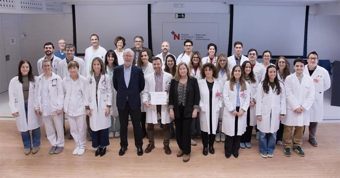 Servicio de Neumología del HUN: en el centro, con la acreditación, el actual jefe de servicio, Sergio Curi, flanqueado por los jefes anteriores: Javier Hueto y Pilar Cebollero.