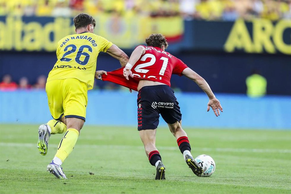 Archivo - Pau Navarro y Víctor Munoz disputan un balón en el Villarreal CF-CA Osasuna de LaLiga EA Sports 25-26