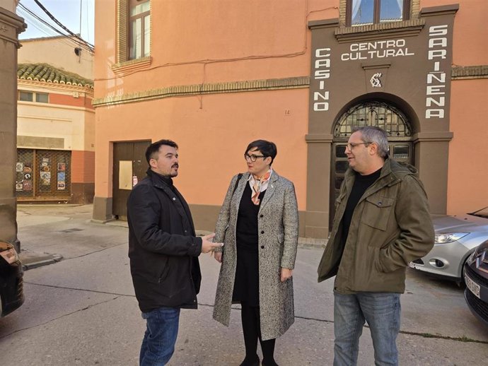 La cabeza de lista de CHA por Huesca a las Cortes de Aragón, Verónica Villagrasa, visita Sariñena.