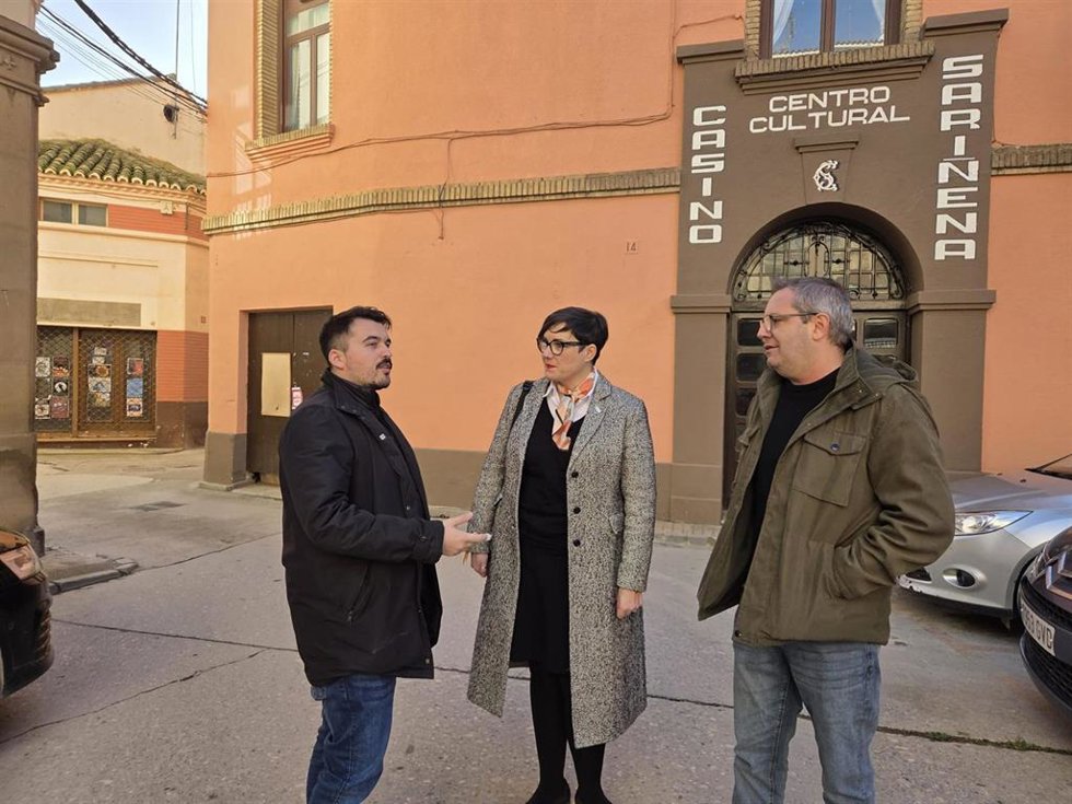 La cabeza de lista de CHA por Huesca a las Cortes de Aragón, Verónica Villagrasa, visita Sariñena.