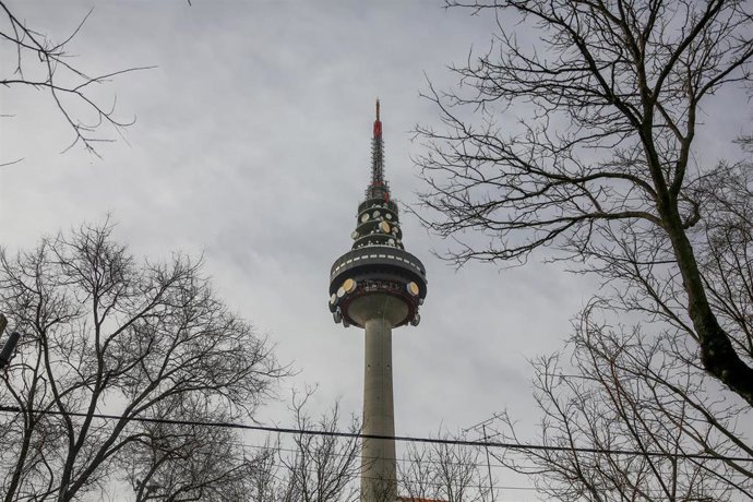 Archivo - Torrespaña, conocida popularmente como `El Pirulí en las inmediaciones de la sede de RTVE en el mismo día en que PP y PSOE han anunciado el cierre de un acuerdo para renovar el Consejo del organismo público, en Madrid, (España), a 25 de febrero