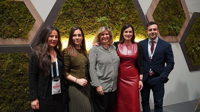 Reunión de la directora general de Turismo, María Saiz, y la alcaldesa de Santander, Gema Igual, con Spain DMC's, en Fitur