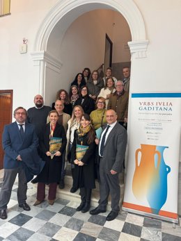 La delegada territorial de Cultura y Deporte en Cádiz, Tania Barcelona, en la presentación del catálogo de la exposición 'Urbs Iulia Gaditana. Desempolvando su pasado'.