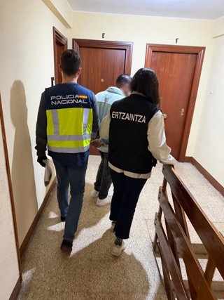 Detenidos dos miembros de un grupo dedicado a robos con violencia en pisos donde se ejercía la prostitución