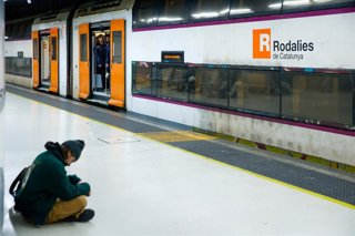 Viajeros cogen un tren en la Estación de Sants, a 26 de enero de 2026, en Barcelona, Catalunya (España). 