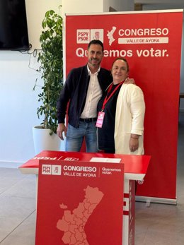 La secretaria comarcal del PSPV en la comarca del Valle de Ayora-Cofrentes, Raquel Cámara, en una imagen de archivo con el secretario general del PSPV de la provincia de Valencia, Carlos Fernández Bielsa