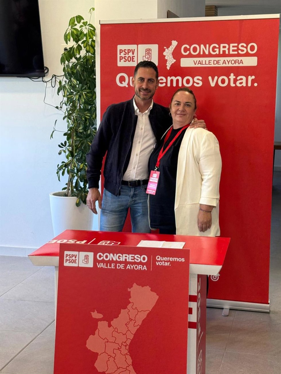 La secretaria comarcal del PSPV en la comarca del Valle de Ayora-Cofrentes, Raquel Cámara, en una imagen de archivo con el secretario general del PSPV de la provincia de Valencia, Carlos Fernández Bielsa