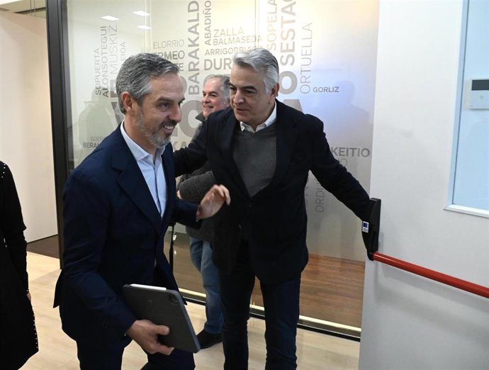El vicesecretario del PP de Hacienda, Vivienda e Infraestructuras, Juan Bravo (i), el presidente del PP Vasco, Javier de Andrés (d), antes del comienzo de una rueda de prensa, en la sede del PP, a 30 de enero de 2026, en Bilbao.