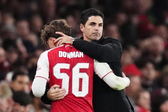Archivo - El entrenador del Arsenal, Mikel Arteta, abraza a Max Dowman en el partido de la Carabao Cup entre el Arsenal y el Brighton & Hove Albion, en el Emirates Stadium