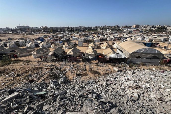 Archivo - Desplazados palestinos en la Franja de Gaza