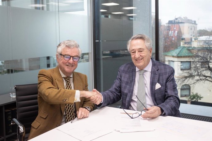 Javier Targhetta en la formalización de la compra de Cartuja Pickman en Sevilla