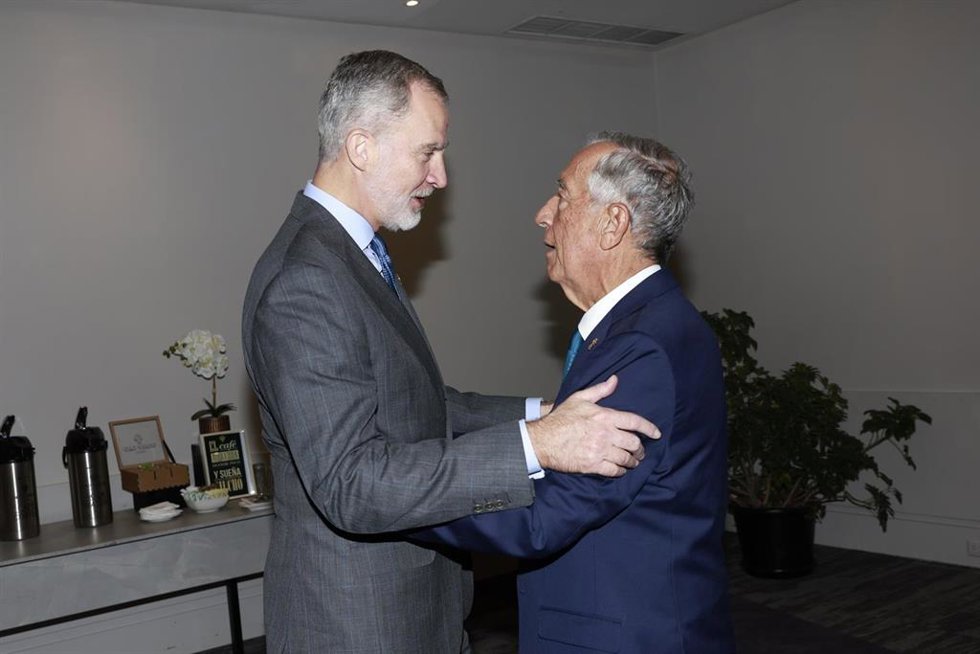 Archivo - El Rey Felipe VI saluda al presidente de Portugal, Marcelo Rebelo de Sousa