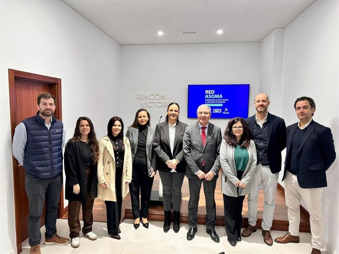 El alcalde, Francisco Salado,  junto a la edil de Bienestar Social, Belén Gutiérrez, y el delegado provincial de Clece y Atende, Pablo García Avilés