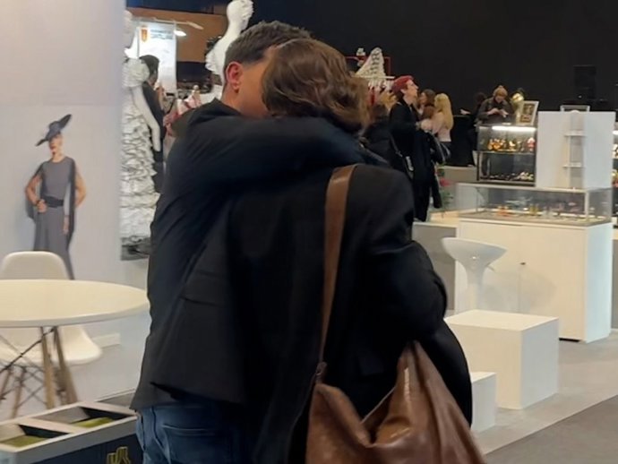 Jessica Bueno y Roberto Mendoza se besan en Simof