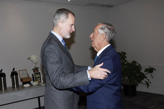 Archivo - Arquivo - O Rei Felipe VI cumprimenta o presidente de Portugal, Marcelo Rebelo de Sousa, durante a apresentação do Programa Ibero-Americano de Deficiência (PID) no Hotel Oro Verde, em 14 de novembro de 2024, em Cuenca (Equador). O Rei participa 