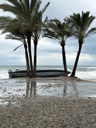 Una de las narcolanchas varadas en Almuñécar por el temporal.