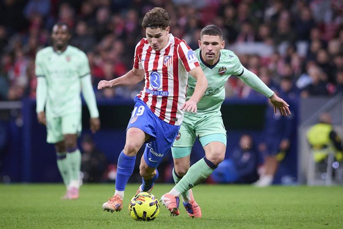Archivo - November 8, 2025, Madrid, Madrid, Spain: Atletico de Madrid's Julian Alvarez (L) and Levante UDâ€s Dela during La Liga match. November 08 ,2025.