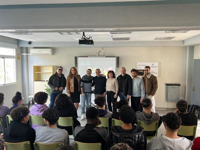 La banda tributo Queen Revolution participa en una actividad del CIMI Los Molinos.