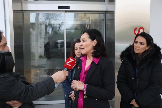 La secretaria general del PSOE de Córdoba, Rafi Crespín; la viceportavoz del PSOE en el Ayuntamiento de Córdoba, Carmen González, y la concejal y secretaria general del PSOE de la Agrupación Sureste-Levante, Alicia Moya, atienden a medios.